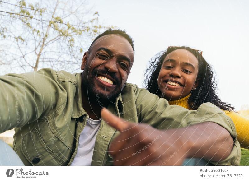 Afroamerikanisches Paar macht ein Selfie in einem Park Frau Glück Afro-Look Mann jung Afrikanisch schwarz Menschen heiter Amerikaner Porträt Lächeln Freund