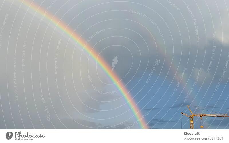 |Klangmalerei| Doppelter Regenbogen - Das Gewitter zieht vorbei im Hintergrund ein Baukrahn regenbogenfarben Spektralfarbe Lichtbrechung Symbole & Metaphern