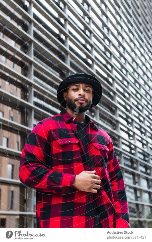 Schwarzer Mann in stilvollem Outfit auf der Straße Stil Großstadt Vorschein Individualität Persönlichkeit kariertes Hemd Hut männlich Porträt schwarz