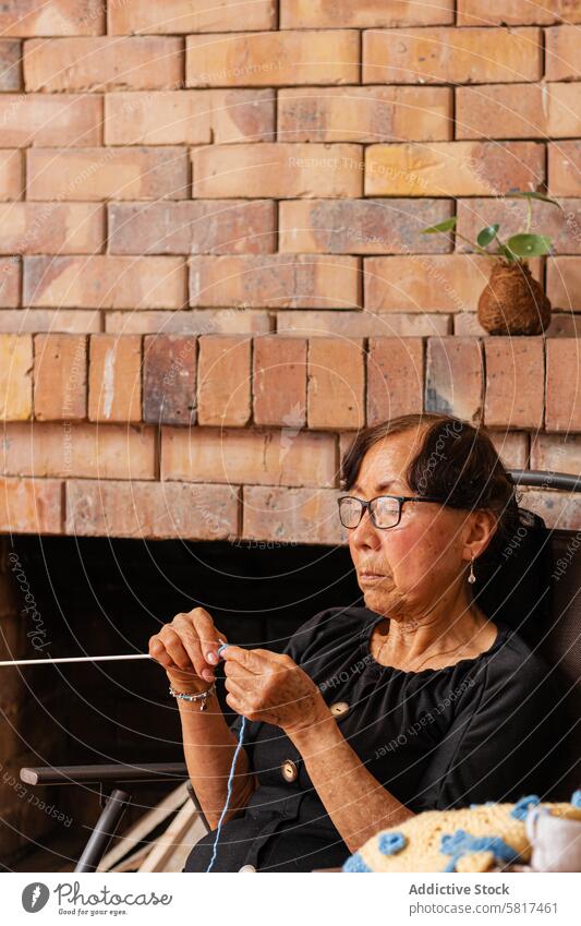 Faden der Freude. Asiatische Seniorin strickt ihre Lebensgeschichte. asiatisch aktiv Alterung Kunst und Handwerk künstlerisch künstlerischer Ausdruck