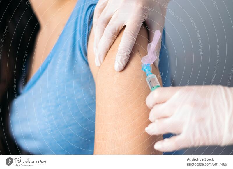 Impfstoff in Injektionsnadel. Arzt arbeitet mit dem Arm des Patienten. Arzt oder Krankenschwester verabreichen Impfung und Immunität gegen Viren, Grippe oder HPV mit Spritze. Termin mit einem medizinischen Experten. Nahaufnahme
