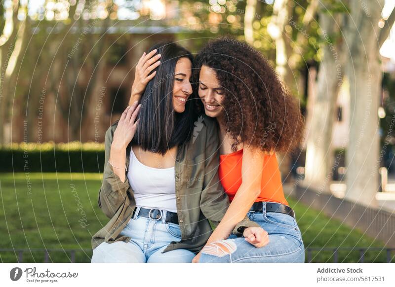 zwei junge frauen, die sich umarmen. lesbisches paar. interracial Paar Frau Glück Zusammensein Liebe Menschen romantisch Partnerschaft Umarmung Mädchen