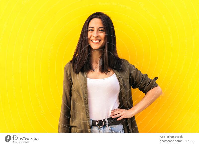schöne junge Frau Porträt auf einem gelben Hintergrund Mädchen attraktiv hübsch Erwachsener Schönheit Person Lächeln Glück niedlich Model Menschen Kaukasier