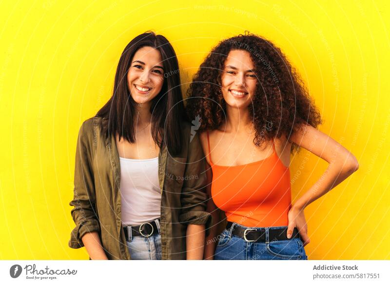 zwei stilvolle junge Frauen Porträt. afro und kaukasisch Afro-Look krause Haare schön Glück Kaukasier Menschen Mädchen Schönheit Lifestyle hübsch Zusammensein