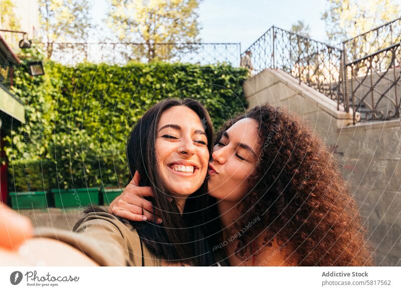 stilvolle Frauen Paar Selfie küssen auf die Wange stylisch Liebe Porträt jung Partnerschaft Kaukasier Zusammensein Fröhlichkeit Glück attraktiv Kuss Menschen