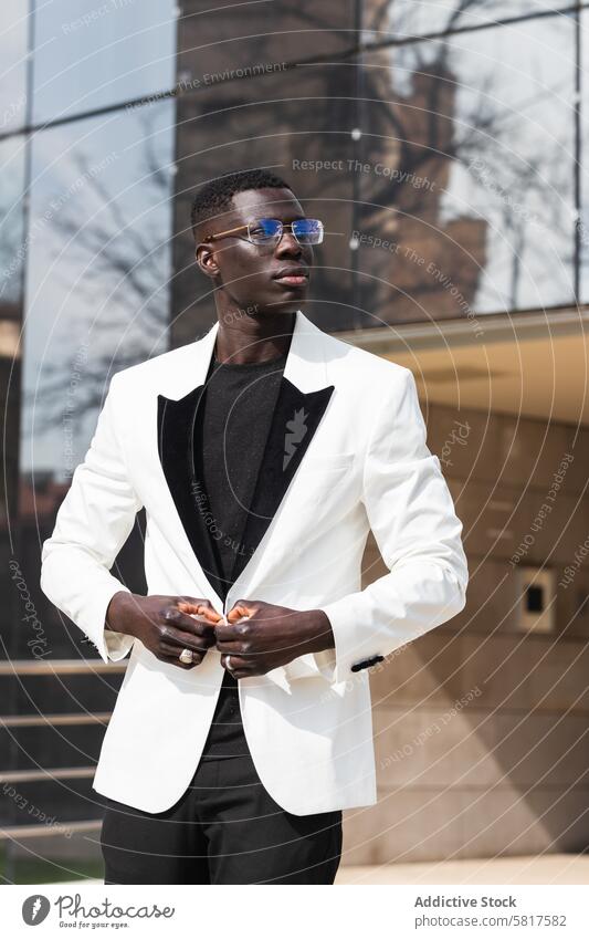 Stilvoller afroamerikanischer Geschäftsmann mit Brille in der Stadt selbstbewusst Individualität unabhängig maskulin Macho Porträt Mann Jacke smart lässig
