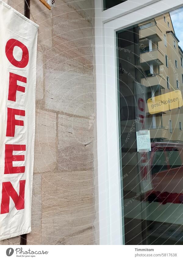 Das Leben eben… Hinweisschild offen geschlossen Tür Glastür Laden Schilder & Markierungen Typographie Schriftzeichen Eingang Menschenleer