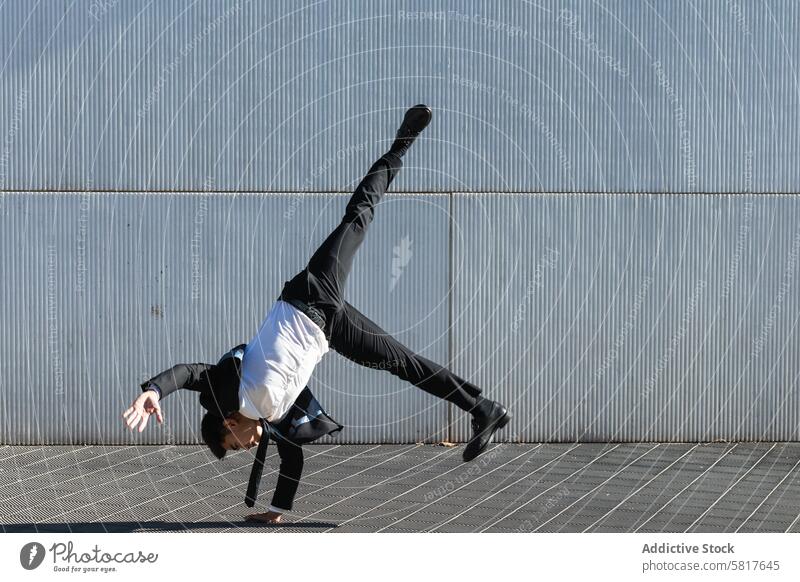 Ethnischer Geschäftsmann beim Breakdance-Handstand auf der Straße ausführen Trick sich[Akk] bewegen Unternehmer formal Anzug männlich ethnisch asiatisch Mann