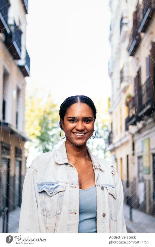 Porträt einer fröhlichen afroamerikanischen jungen Frau im Freien Glück Park Straße Großstadt lässig Lächeln Lifestyle Menschen heiter Erwachsener Spaß Sommer
