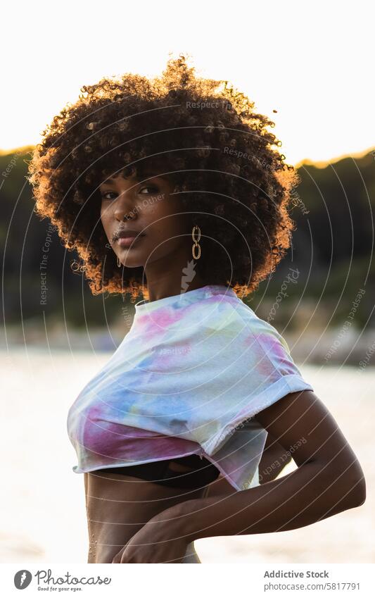Emotionslose schwarze Frau am Meeresufer stehend MEER Bikini Sommer Feiertag Top Urlaub ethnisch Afroamerikaner Frauenunterhose krause Haare Afro-Look Frisur