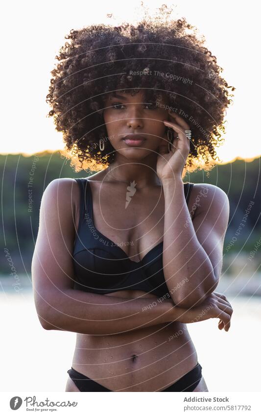 Ruhige ethnische Frau im Bikini im Meer MEER schlank Sommer Urlaub ruhig Gelassenheit Sonnenuntergang Windstille schwarz Afroamerikaner Wasser genießen