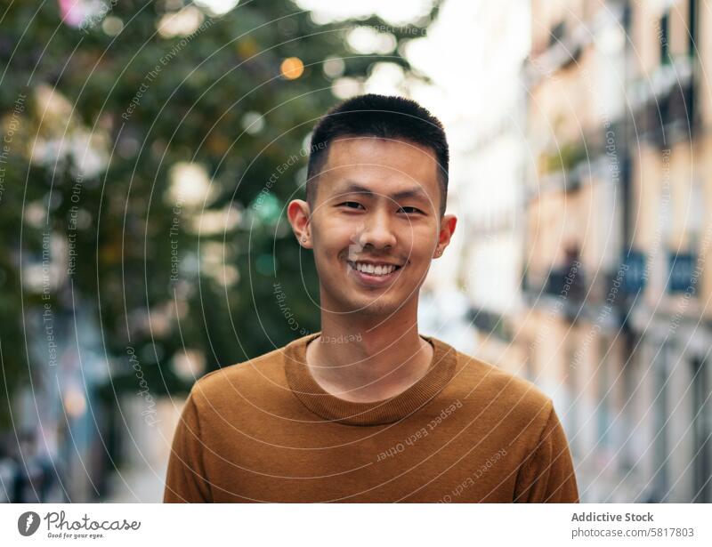 Porträt eines lächelnden asiatischen Mannes im Freien Menschen Lifestyle Fröhlichkeit lässig heiter Freizeit Straße Europa Stehen Glück Person Lächeln Blick