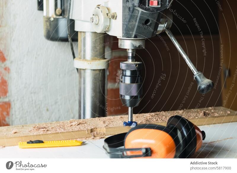 Moderne Bohrmaschine in Grunge-Tischlerei bohren Maschine Holzarbeiten Werkstatt Gerät Hardware hölzern behüten Kopfhörer Schreinerei Vorrichtung Werkzeug