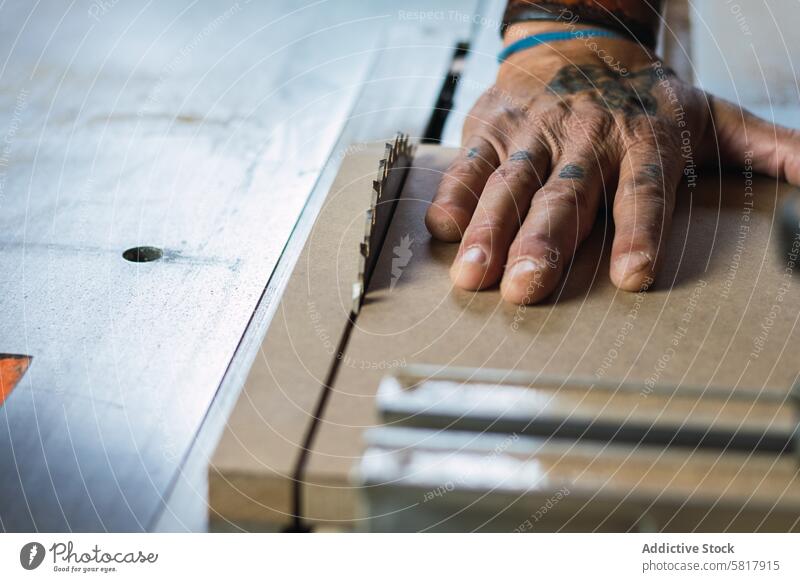 Männlicher Zimmermann beim Schneiden von Holz mit einer Kreissäge Mann Tischlerin kreisrund Säge geschnitten Holzarbeiten Tischlerarbeit Werkstatt