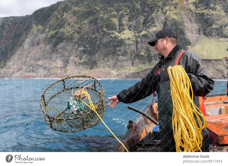 Fischer sammeln Hummerfangnetze ein Mann Netz Sammler Boot stehen Kaukasier Erwachsener Schürze MEER Lebensmittel Wasser Tag Matrosen Menschen Lebensstile