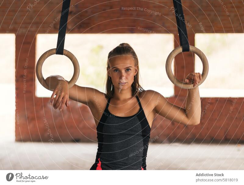 Porträt einer Sportlerin mit Gymnastikringen. Fitness Übung Athlet Frau Körper Gesundheit Fitnessstudio passen Training Ringe Tatkraft sportlich Stärke aktiv