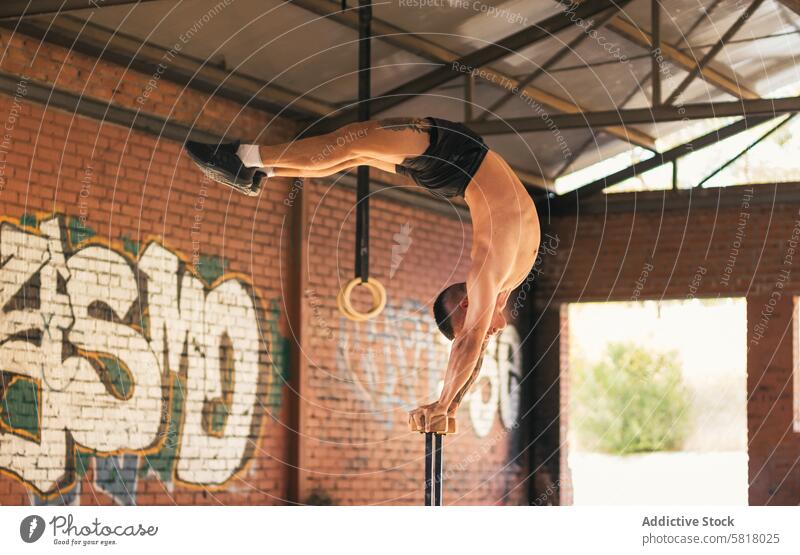 Mann Sportler macht einen mexikanischen Handstand. calisthenics passen Stärke vertikal Fitness Athlet aktiv Kaukasier Übung sportlich Muskel Training jung