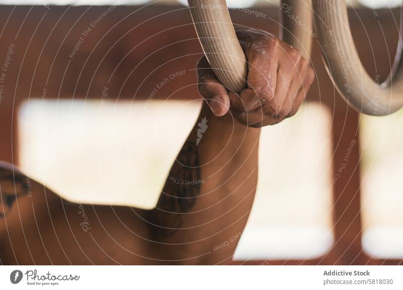 Mann hält einen Gymnastikring in der Hand. Nahaufnahme Sport Ringe Fitness Beteiligung Kunstturnen männlich Athlet Turner Kraft Erwachsener sportlich aktiv