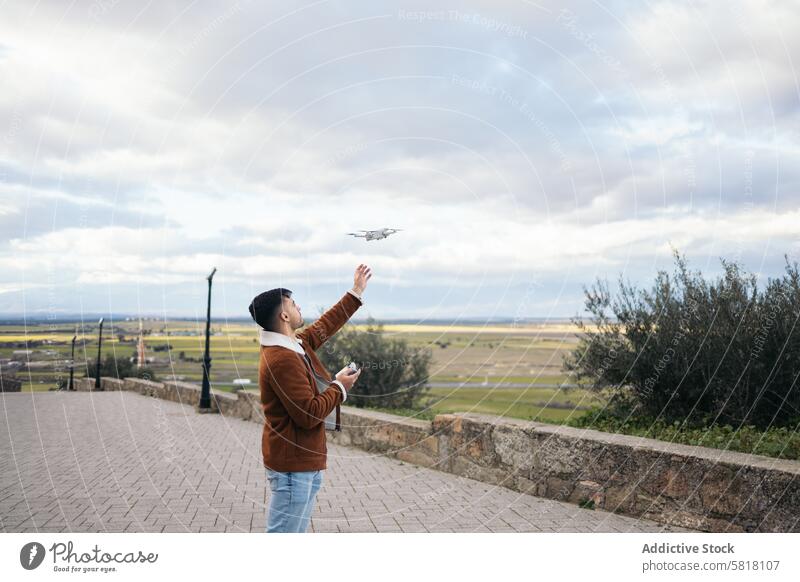 Drohnenpilot fängt Drohne Pilot Kontrolle Technik & Technologie Antenne Himmel Flug Fliege Fotokamera Fluggerät Dröhnen abgelegen Drahtlos digital Hubschrauber