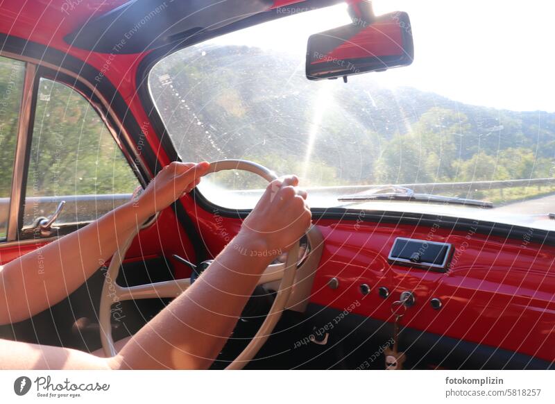 ab ins Grüne, am Steuer eines roten Oldtimer Cockpit Lenkrad Auto retro fahren Nostalgie Armaturenbrett Ausflug nostalgisch romantisch roadtrip Autofahren
