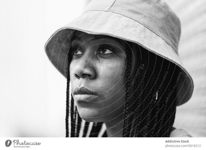 Junge schwarze Frau mit Hut Stil lässig Vorschein urban modern Sommer Outfit jung Porträt Geflecht Afroamerikaner ethnisch Model Hipster Individualität