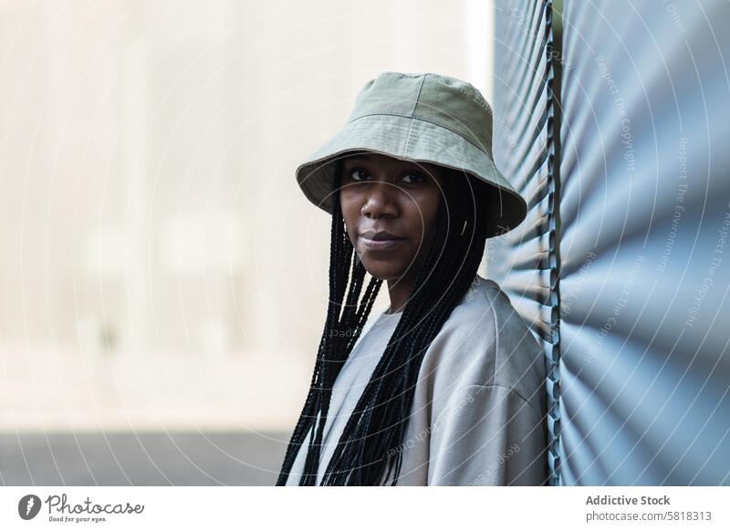 Junge schwarze Frau mit Hut Stil lässig Vorschein urban modern Sommer Outfit jung Porträt Geflecht Afroamerikaner ethnisch Model Hipster Individualität