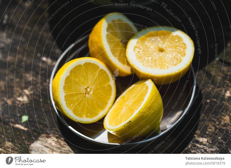 Frische Zitronen, fein säuberlich auf einem rustikalen Holztisch arrangiert, bereit für die Zubereitung von erfrischender Limonade oder pikanten Rezepten