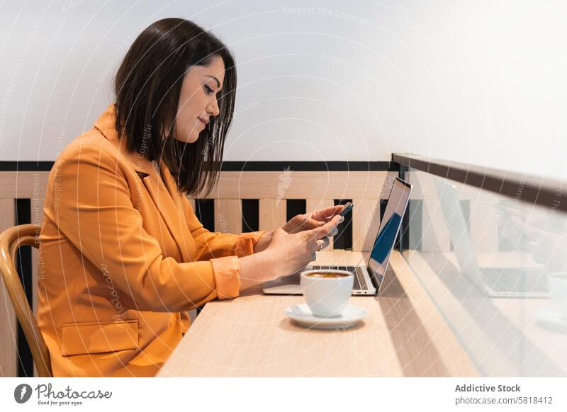 Frau benutzt Smartphone und arbeitet in einem Café Arbeit Browsen benutzend Mobile Telefon freiberuflich abgelegen Apparatur Funktelefon Job Nachricht online