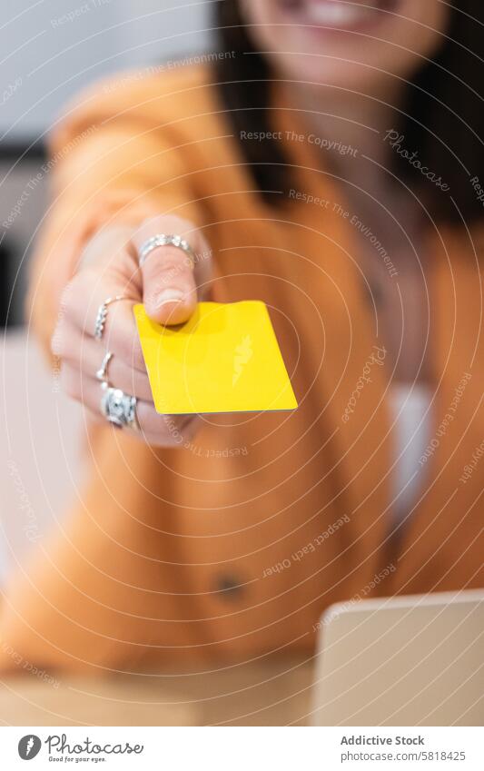 Anonyme Frau beim Bezahlen während des Online-Shoppings online Werkstatt Plastikkarte Zahlung Kauf Laptop Käufer benutzend bezahlen Kreditkarte Internet Gerät