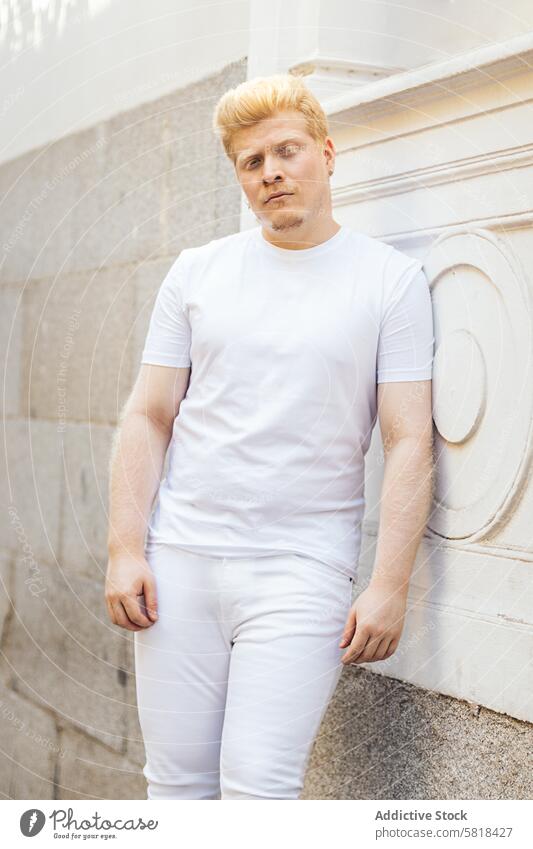 Monochrom: Porträt eines Albino-Latino-Mannes in weißer Kleidung vor einem weißen Hintergrund. männlich Typ blond Gesicht Person jung Behaarung Erwachsener