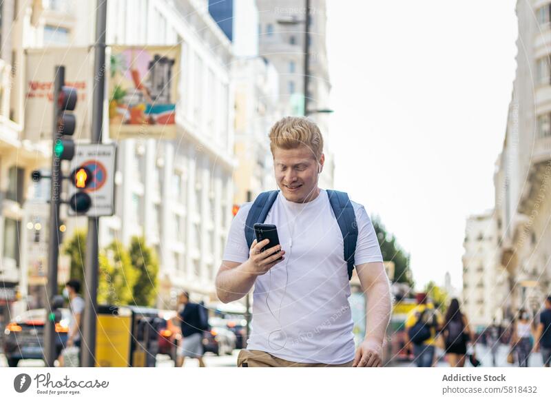 Junger Albino-Mann benutzt Smartphone in der Stadt weiß männlich Typ blond vereinzelt Gesicht Person jung Behaarung Erwachsener gutaussehend Albinismus Haut
