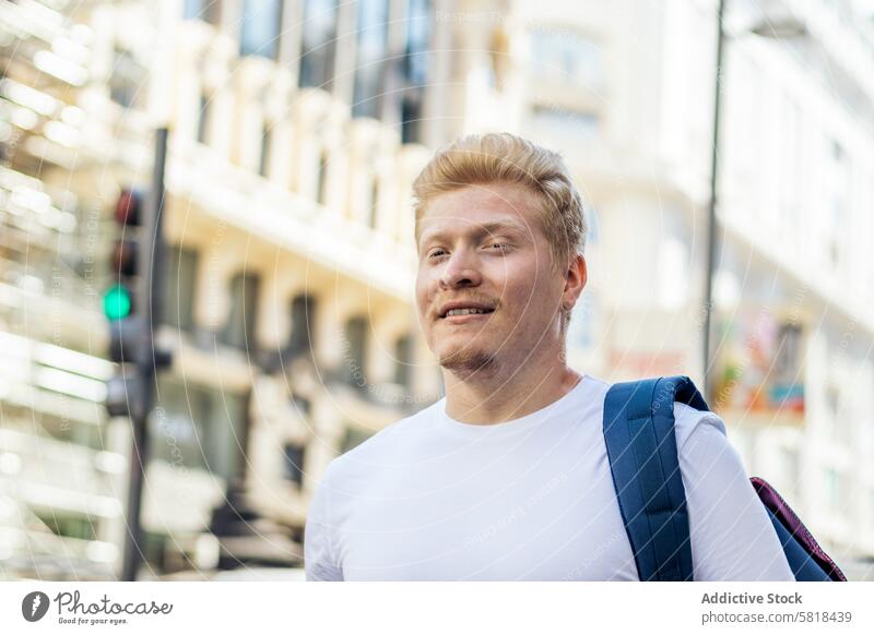 Nahaufnahme eines Albino-Latino-Mannes auf der Straße in der Stadt. weiß männlich Typ blond vereinzelt Gesicht Person jung Behaarung Erwachsener gutaussehend