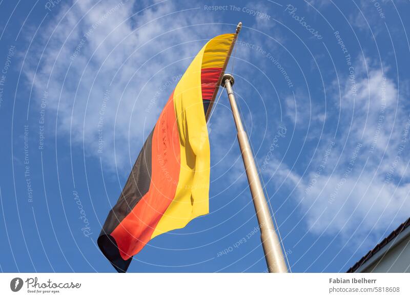 Bundesflagge Deutschland an einem Fahnenmast Deutschlandflagge Deutschlandfahne Feiertag Flagge