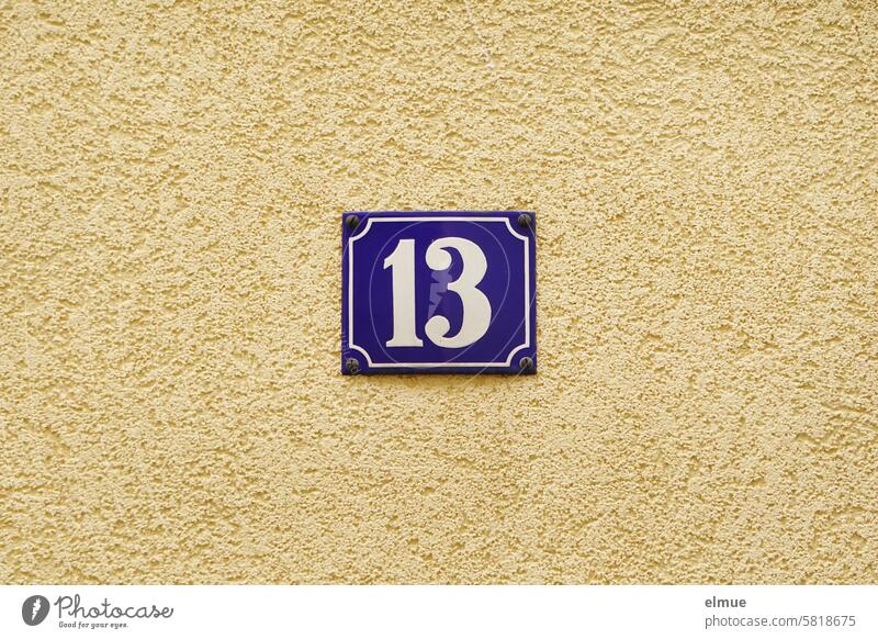 Alles wird gut I blaues Schild mit der Nummer 13 an einer Hauswand Dreizehn Hausnummer Pechzahl Unglückszahl Ziffern & Zahlen Schilder & Markierungen Aberglaube