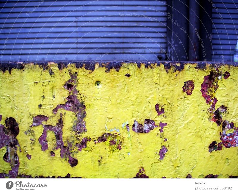 Laderampe Rampe Stuttgart laden verfallen gelb braun grau Rollladen geschlossen abblättern Verfall Zerstörung trist Einsamkeit ruhig Außenaufnahme Deutschland