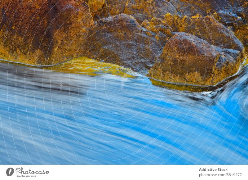 Warme Felsen gegen fließendes Wasser in Rio Tinto Landschaft itim rio tinto Steine Warme Töne Mineral Ablagerungen Metall Kontrast Weißabgleich cool Natur