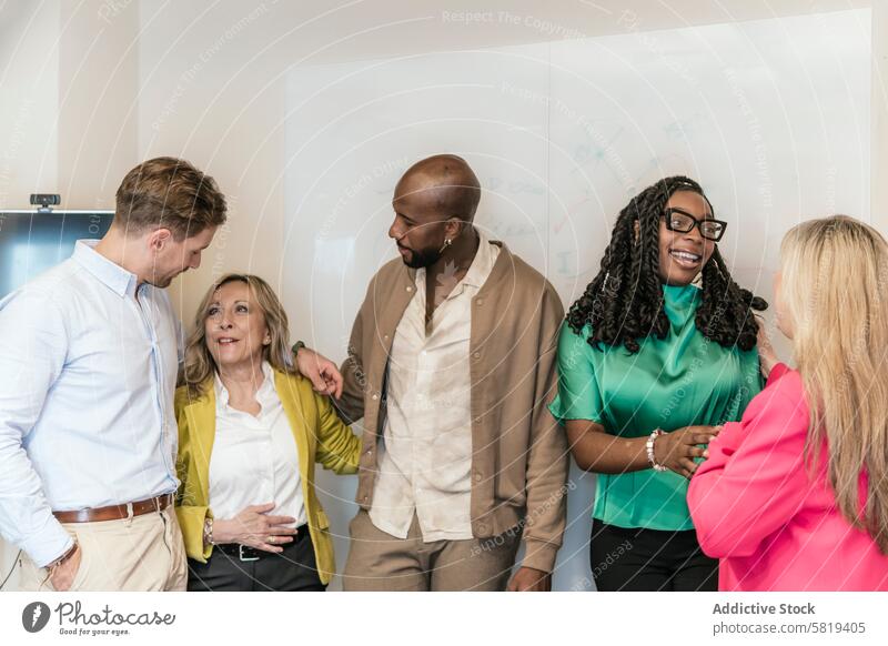 Teamgespräch in moderner Coworking-Umgebung Gespräch professionell Vielfalt lässig Büro Sitzung Engagement Whiteboard Business Arbeitsplatz Zusammenarbeit