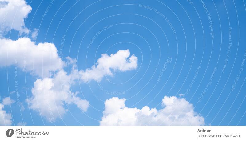 Schöne blaue Himmel und weiße Kumuluswolken abstrakten Hintergrund. Cloudscape Hintergrund. Blauer Himmel und flauschige weiße Wolken an sonnigen Tagen. Schöner blauer Himmel. Welt-Ozon-Tag. Ozonschicht. Sommerhimmel.