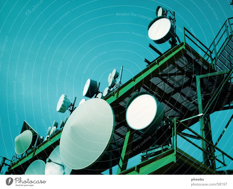 s   c   h         a                l                           l Sender grün grau weiß Gaisberg Turm Himmel blau satelit Baugerüst