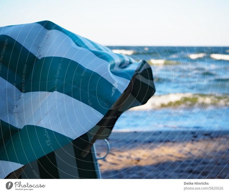 Strandkorb am Ostseestrand mit Fokus auf grün-weiss gestreiftes Verdeck Sommerurlaub Natur Urlaub Strang strandkorb Sandstrand freizeit Erholung Meer Ferien