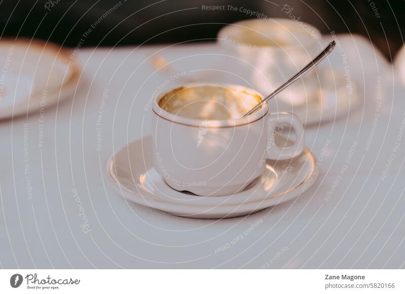 Leere Kaffeetassen in einem italienischen Café, Morgensonne leer leere Tasse leere Tassen Geschirr Heißgetränk Tisch trinken Kaffeetrinken Kaffeepause Getränk