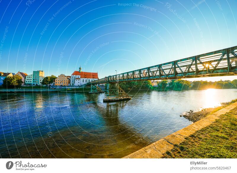 Eiserner Steg an der Donau bei Regensburg Stadt Fluss Aussicht Sommer Reise blau Abend Sehenswürdigkeit Brücke Wasser Architektur Landschaft Gebäude Tourismus