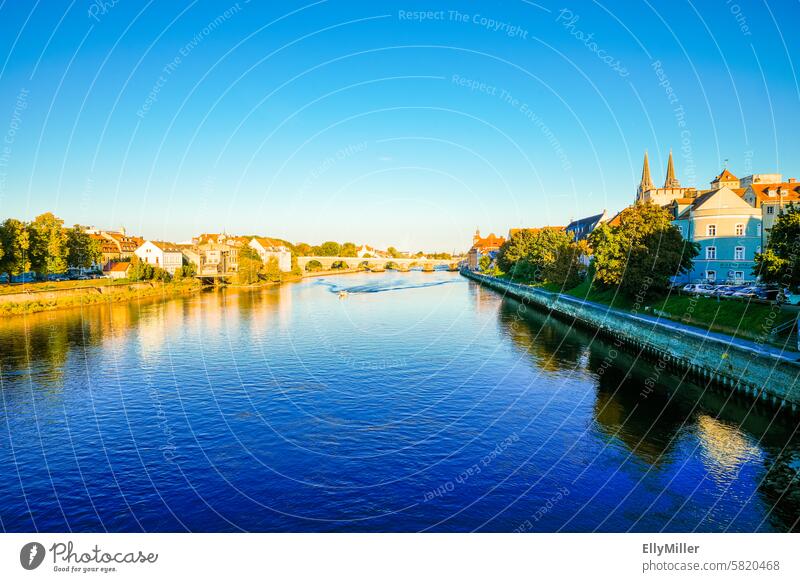 Blick auf die Donau bei Regensburg Stadt Fluss Aussicht Sommer Reise blau Abend Sehenswürdigkeit Brücke Wasser Architektur Landschaft Gebäude Tourismus