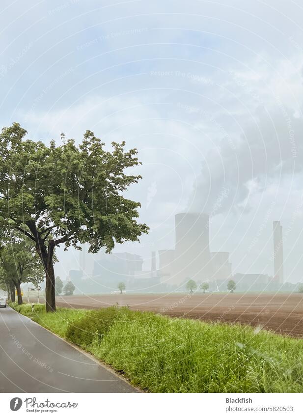 Grüne Natur und Acker mit dampfendem Kraftwerk im Hintergrund Energie Klimawandel Kühlturm Emission Energiewirtschaft Kohlekraftwerk Industrie Braunkohle