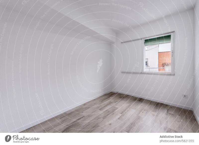 Minimalistische moderne leere Wohnung Interieur Appartement Innenbereich minimalistisch Raum hell Fenster weiß Wand grau Stock Bodenbelag Holz stylisch