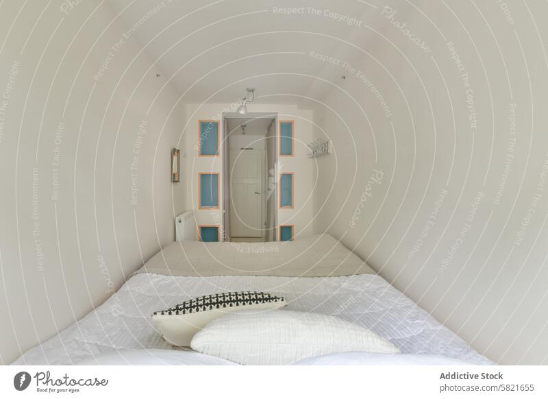 Minimalistische Schlafzimmereinrichtung mit gemütlicher weißer Bettwäsche Innenbereich minimalistisch Weißes Bettzeug orteliusstraat 346hs Design Akzent blau