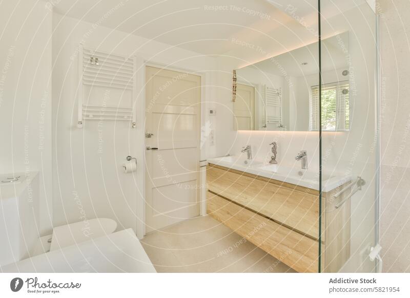 Modernes Badinterieur mit natürlichem Licht modern Innenbereich luftig Glas Dusche dual Waschbecken hölzern Waschtisch molenveenweg heimwärts Design Dekor weiß