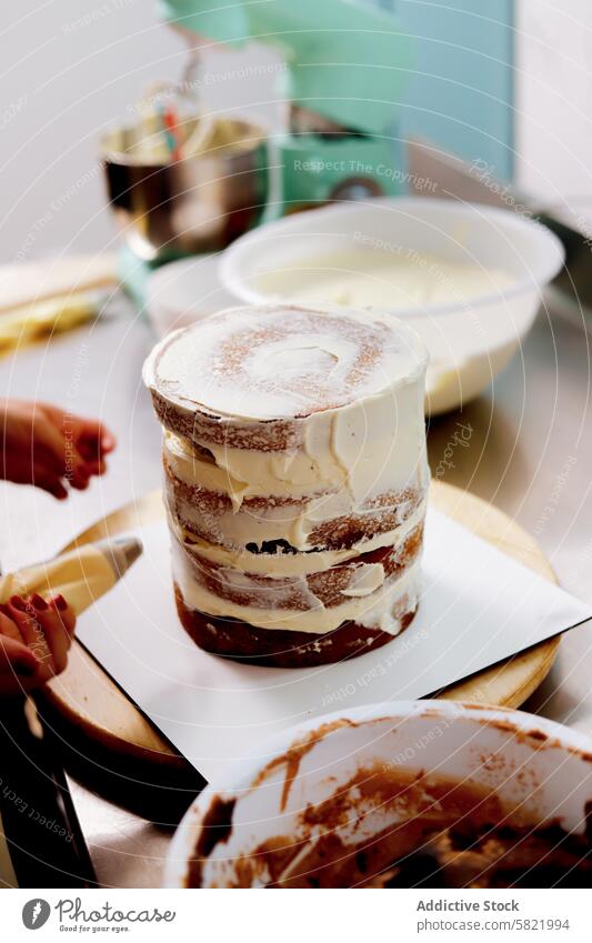 Zusammensetzen einer Schichttorte mit Sahneglasur Bäcker Kuchen Zuckerguss Ebene Dessert backen Utensil Bestandteil Gebäck Küche Schalen & Schüsseln Spachtel