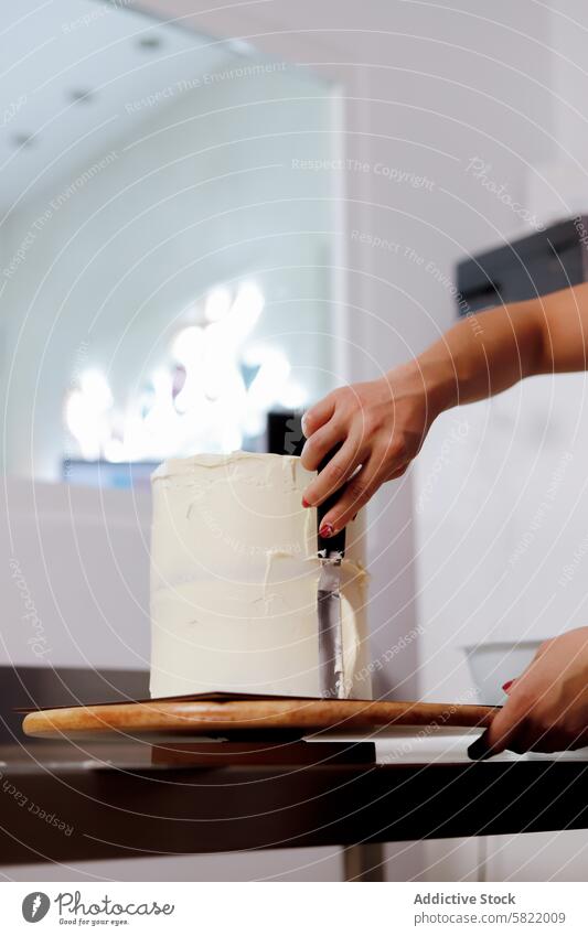 Präziser Zuckerguss für eine Torte in der heimischen Küche Kuchen Zuckerguß Dekoration & Verzierung backen Essen zubereiten Dessert Gebäck heimwärts modern