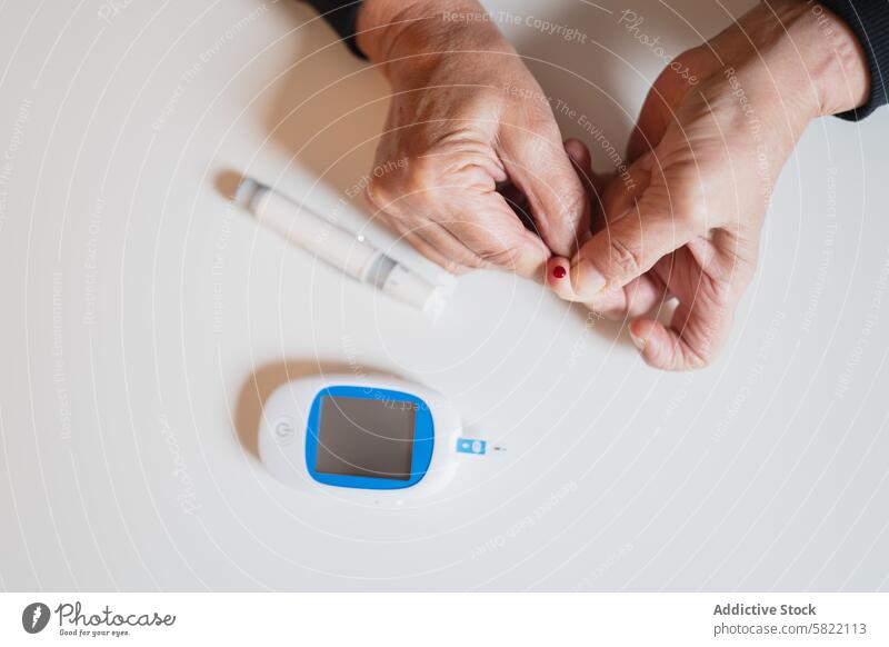 Blutzuckertests für das Diabetesmanagement zu Hause Gesundheit älter Glukose Meter Fingerkuppe Prüfung Hypoglykämie überwachen Management medizinisch